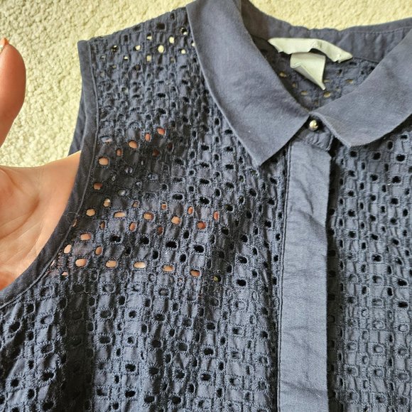 Eyelet lace collared sleeveless button-down blouse - Picture 9 of 12